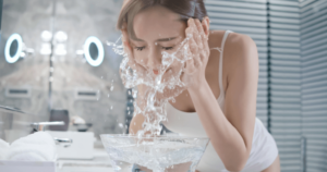 IOPE(アイオペ)の「ダーマリペア シカクリーム」を塗る前に洗顔している女性のイメージ写真